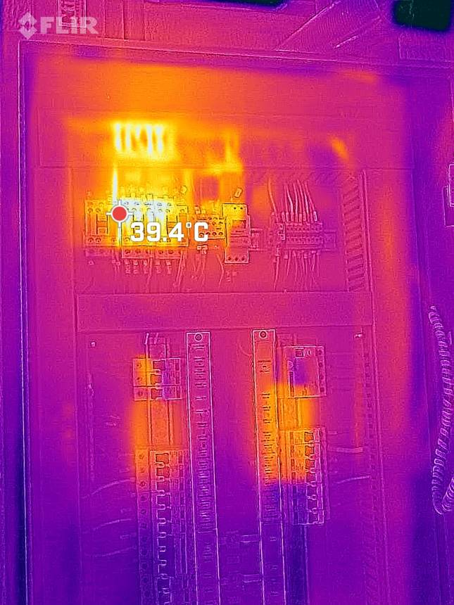Ponto quente em quadro elétrico (39,4 °C)